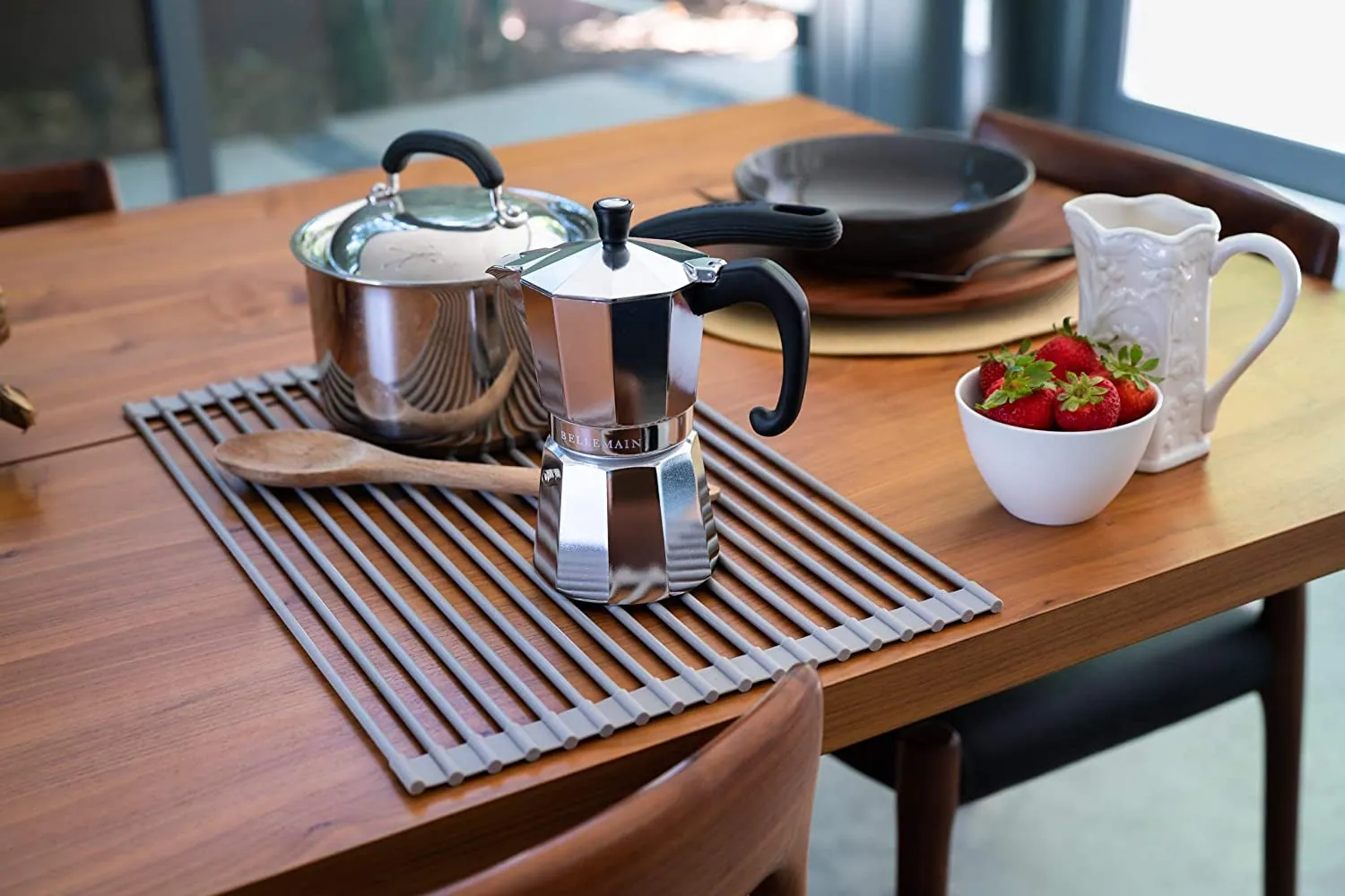 A moka pot measures espresso cups, not mugs.